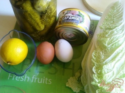 Отвариваем яйца, моем лимон и капусту. Открываем сардины.