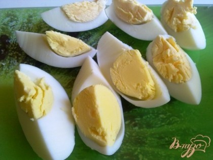 Отварные яйца чистим и нарезаем на четвертинки.