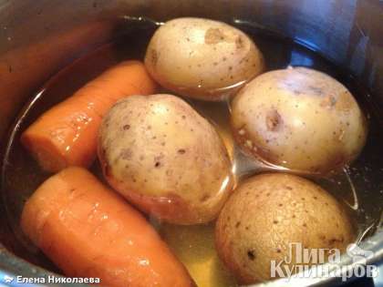 Морковь и картофель отвариваем в мундире в подсоленной воде. Воду сливаем, овощи охлаждаем