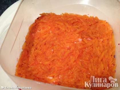 Чистим и трем на терке морковь - это будет второй слой. Немного майонеза.