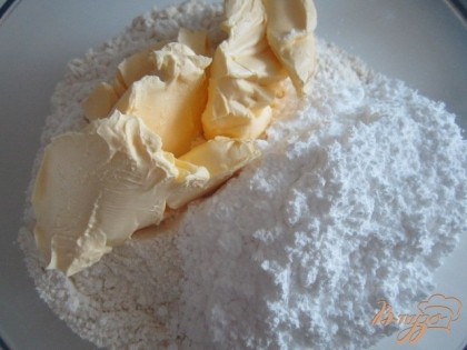 250 гр. муки, сахарную пудру и мягкое сливочное масло растереть до образования крошки.