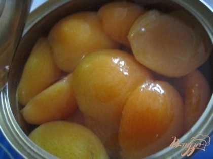 Из абрикосов слить сироп.
