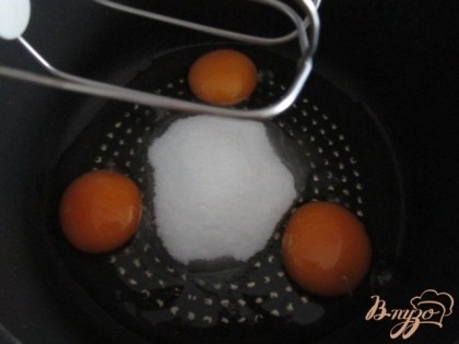 Яйца и сахар взбить до пены.