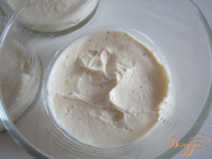 Маскарпоновый крем выложить по стаканчикам (креманкам) первым слоем.