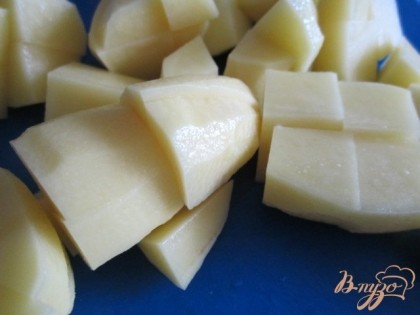 Картофель почистить и нарезать крупными кусочками. Отварить до полной готовности.Картофель лучше выбирать не разваристых сортов.