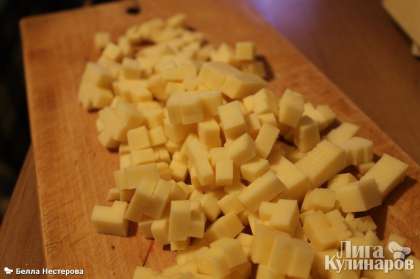 Половину сыра натереть на терке, половину порезать кубиком