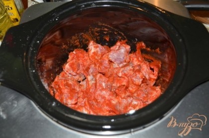 Выложить все мясо с мукой в жаровню,я решила делать в слоукукоре,хотя рецепт идет для духовки.Добавить томатную пасту и перемешать.