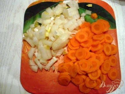 Морковь и лук чистим, моем и нарезаем.