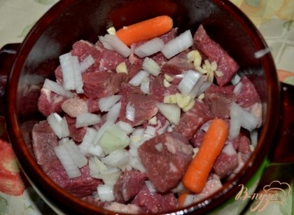 Сложить говядину,морковь,лук,чеснок.