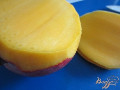 Половинку спелого манго нарезать мелко.