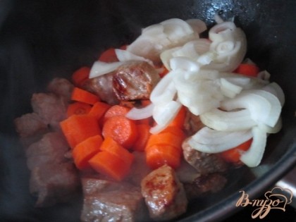 Добавить морковь и репчатый лук, накрыть крышкой и потушить минут 10.