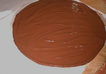Итак, начнем. Первое, что я сделала, это растопила на водяной бане шоколад, затем на листах пергамента начертила круги (листы пергамента я слегка промазала растительным маслом), размеры кругов должны быть меньше размера формы, в которой будет собираться семифредо на 4-5 см. На каждый начерченный круг нанесите тонким слоем шоколад, как на фото, и поместите листы с шоколадом в морозилку на 5-10 минут, с этого количества шоколада у меня получилось 6 шоколадных дисков. Через 10 минут шоколадные диски аккуратно снять с листа и сложить один на один, прокладывая между ними пищевую пленку, диски положить назад в морозилку, пусть там лежат до процесса собирания всего семифреддо.
