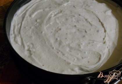 Теперь половиной сливочного крема заполняем промежутки между формой и бисквитом, затем покрываем и бисквит. Ставим форму в морозилку на 2 часа.