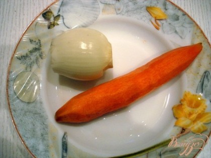 Подготовить лук и морковь.