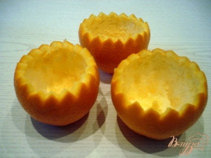Апельсины разрезаем очень тонким и острым ножом, или специальным устройством. Одна чащ=ша должна быть побольше.