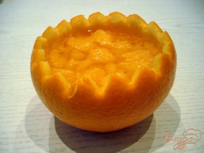 В апельсиновые чаши выкладываем мякоть апельсина и заливаем желе.Ставим в холодильник для застывания.