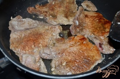Разогреть на сковороде на средне-высоком огне растительное масло. Выложить наши свиные отбивные и обжарить по 2 мин.каждая сторона. Затем снять со сковороды на тарелку.