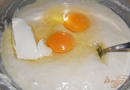 Через 30 минут опара на вид станет гладкая, появятся пузырики и увеличится в объеме. Теперь добавляем размягченное масло(45 г.) и яйца и хорошо перемешиваем.