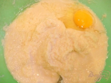 А также добавляем яйцо. После того, как мы вымешали со сметаной, картофельная масса сразу светлеет.