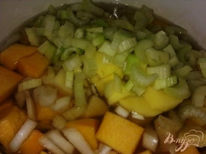 Добавляем картофель и сельдерей в суп и варим на маленьком огне 30-35 минут, солим по вкусу.