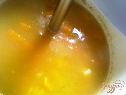 Готовый суп взбиваем блендером.