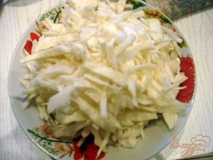 Капусту порезать и за десять минут до конца варки опустить к грибам и картошке.