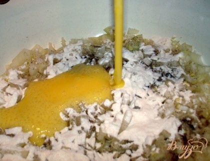 К мелко нарезанному луку добавляем муку, соль, перец,взбитые яйца и соду погашенную уксусом.