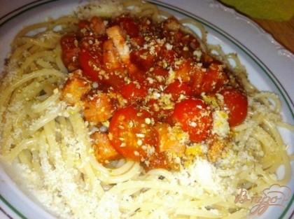 Готово! Выкладываем спагетти в тарелку, кладем пару помидор черри и поливаем соусом. Посыпаем тертым пармезаном.Приятного аппетита )))