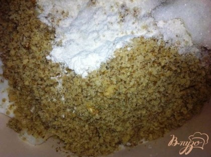 Измельчаем грецкие орехи и добавляем к тесту 10 ст.л, остальное оставляем для крема, аккуртно перемешиваем