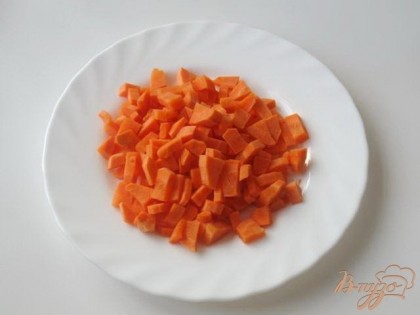 Морковь чистим и нарезаем кубиком.