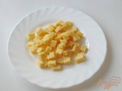 Твердый сыр режем кубиками.