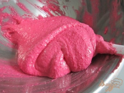 Подкрашиваем.. При выпечке печенье немного теряет свой цвет. Поэтому в тесто можно положить чуть больше краски, чтобы после выпечки оно приобрело желаемый цвет.