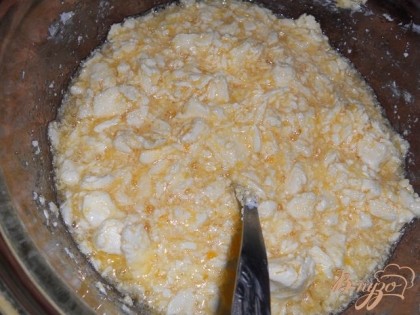 Сначала делаем тесто - масло ложкой размять с яйцами и щепоткой соли, добавить соду и перемешать.