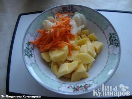 Картофель нарезаем кубиком ,лук и морковь произвольно, кладем в бульон вариться  до готовности