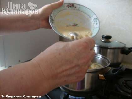 Когда овощи готовы, чайной ложечкой обмакивая в бульоне отсаживаем в кипящий на слабом огне суп клецки.