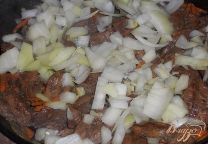 Режим морковь соломкой и лук кубиком, добавляем к печени, перемешиваем и добавляем лавровый лист, обжариваем 5 -7 минут.
