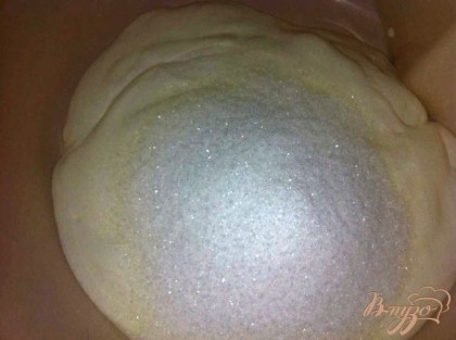 Приготовить крем. Сахар вместе с ванильным сахаром измельчить в кофемолке в пудру. Сливочный сыр выложить в большую миску, добавить сахарную пудру и перемешать массу ложкой.