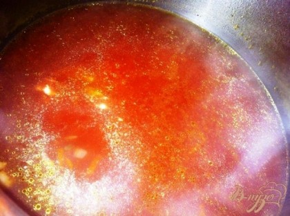 Наливаем в овощную смесь приправу и томатный соус, варим около 10 минут.