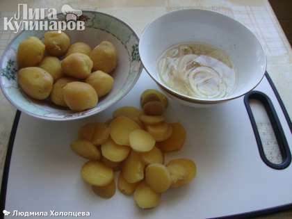 Отваренный картофель остужаем, очищаем и нарезаем дольками,и заливаем готовым маринадом с луком. Ставим в холодильник на час.