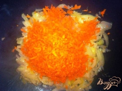 Нарезаем лук, тем на теке морковь, обжариваем лук и морковь