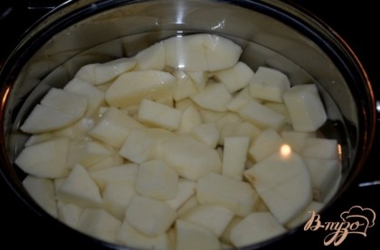 Очищенный и порезанный картофель отварить до готовности.