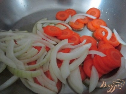 В кастрюле на оливковом масле потушить в течении 10 мин. морковь и репчатый лук.Нарезать  овощи можно по вкусу и желанию.