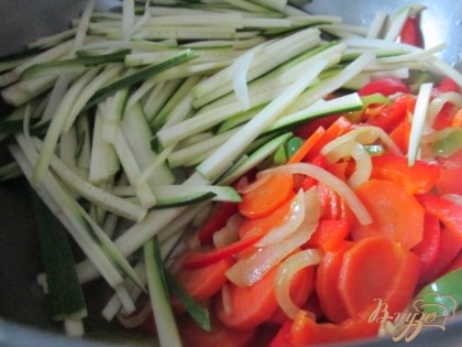 Выложить к овощам, накрыть крышкой и дать потушиться еще минуты 3-4.