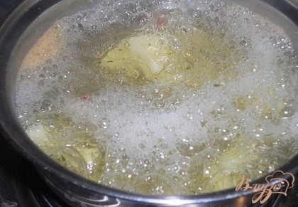 Ставим кастрюлю с водой на плиту, когда вода закипит, добавляем порезанный картофель и специи и варим.