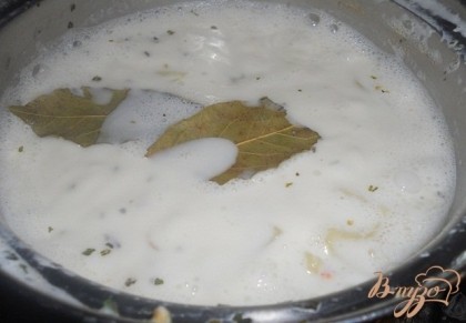 Добавить сырную массу в кастрюлю, лавровый лист, посолить и варить до готовности картофеля.