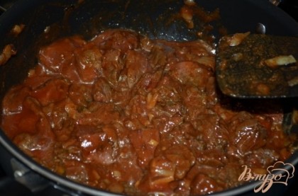 Добавим говядину.И помешивая готовим 7-8 мин.Затем порезанный помидор и томат.пасту с водой.Довести до кипения, убавить огонь,закрыть крышкой и готовить примерно еще 10 мин. или до готовности говядины.
