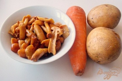 Для приготовления этого салата понадобятся: картофель, маринованные опята, морковь.