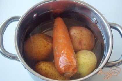 Сначала варим картофель и морковь.