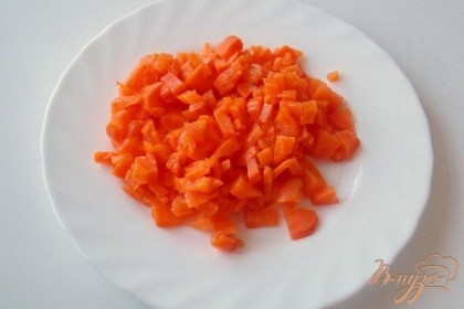 Отварную морковь охлаждаем, чистим и нарезаем кубиками.