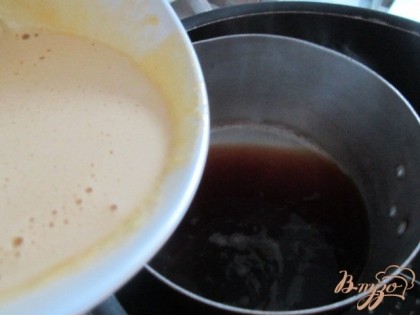 Получившуюся смесь влить в горячий кофе. Сотейник с кофе поставить на водяную баню.Ввести заранее замоченный в холодной воде желатин, дать ему растаять.